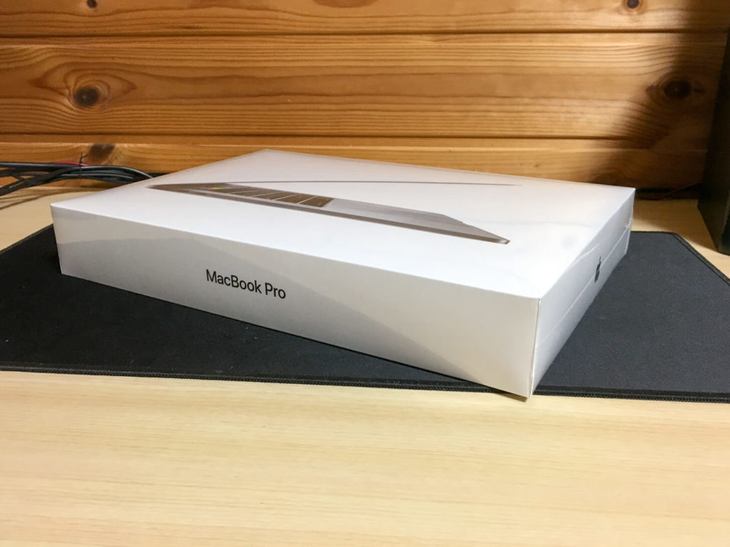 フィルムに覆われたMacBook Proの箱