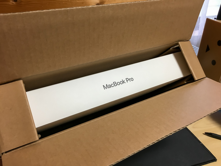 箱に入ったMacBookPro